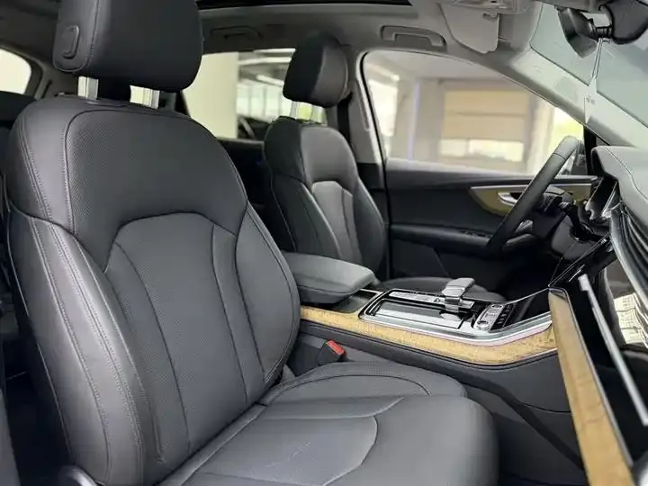 Audi Q7 2023 55 TFSI quattro S Distinguished Model 9