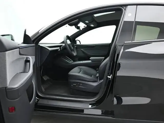 Tesla 2026 Model Y Rear-Wheel-Drive Automatic 2