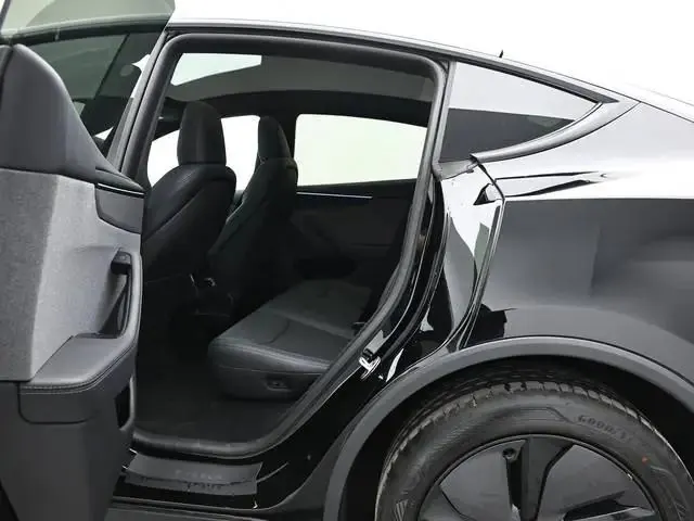 Tesla 2026 Model Y Rear-Wheel-Drive Automatic 5