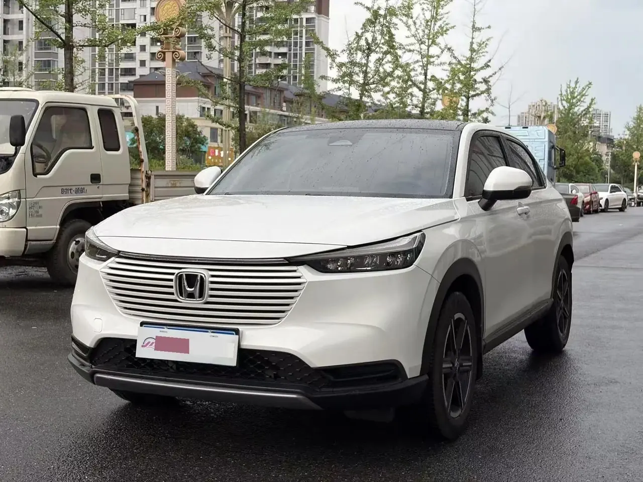 Vezel 2023, 1.5L CVT Mid-Grade Model - View 1