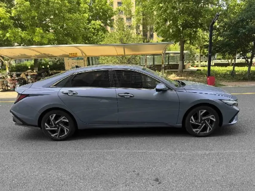 Elantra 2023 1.5L CVT LUX Prestige Edition 3