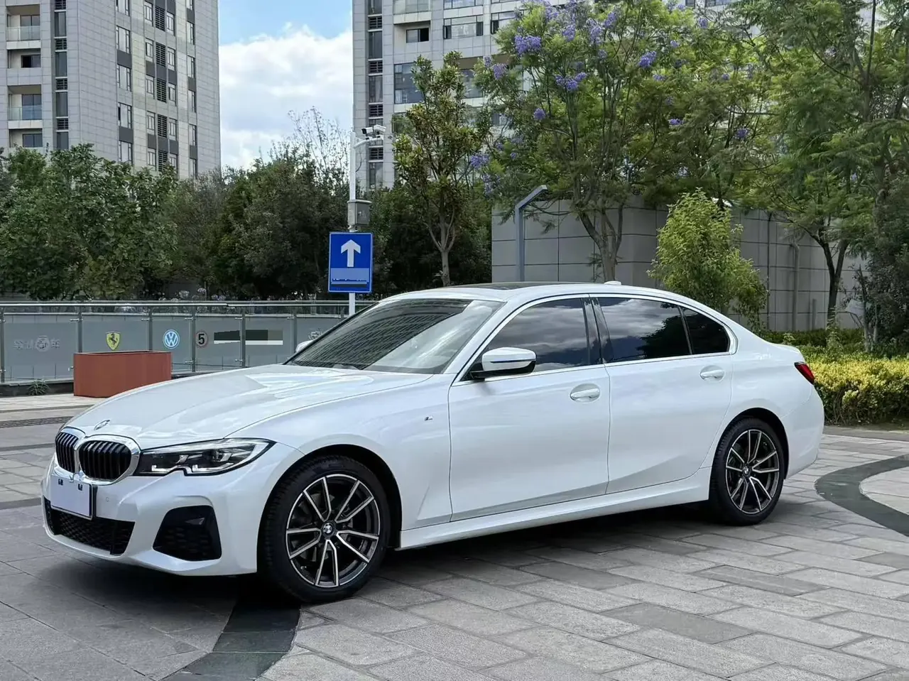 BMW 3 Series 2022 320Li M Sports Suit - View 1