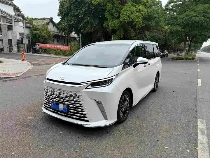 Lexus LM 2023 500h six-seat revered version - View 1