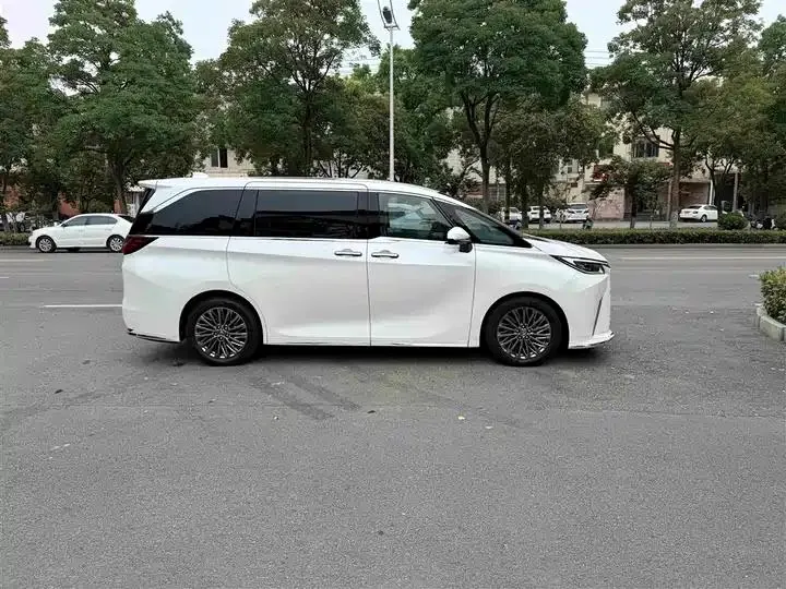 Lexus LM 2023 500h six-seat revered version 4