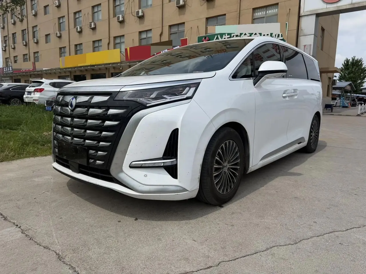 Открыть галерею: Denza D9 2024 DM-i 1050 Premium