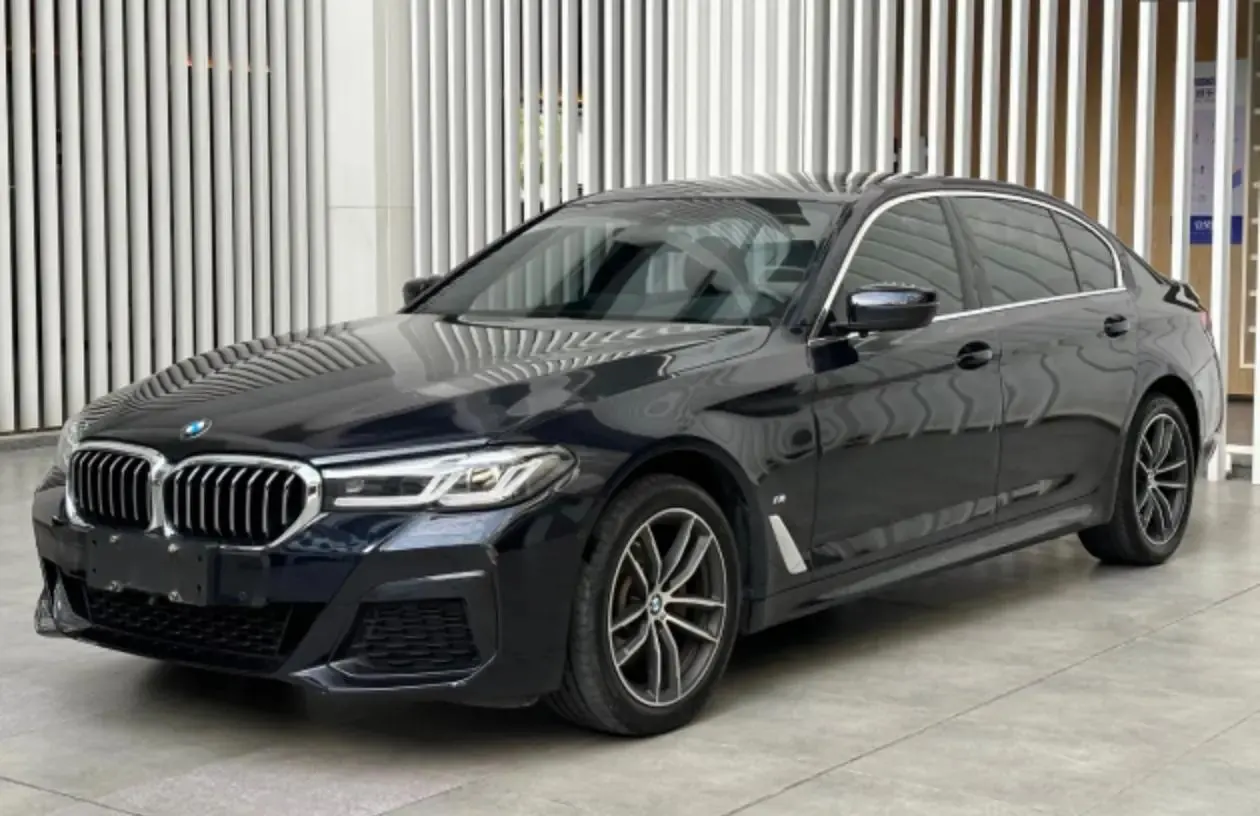 Открыть галерею: BMW 5 Series 2022 Change 2 525Li M Sports Suit