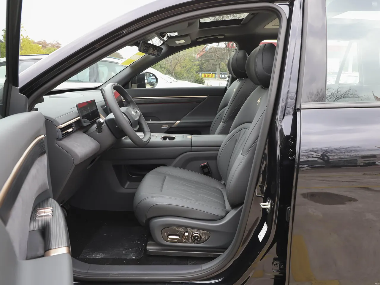eπ008 2025 Model 210Ultra Ruyi Edition, 5-Seater 9