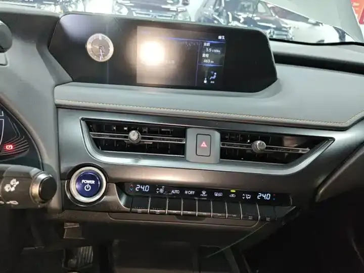 Lexus UX 2020 260h Exploration and Fun Edition 13