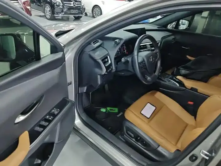 Lexus UX 2020 260h Exploration and Fun Edition 16