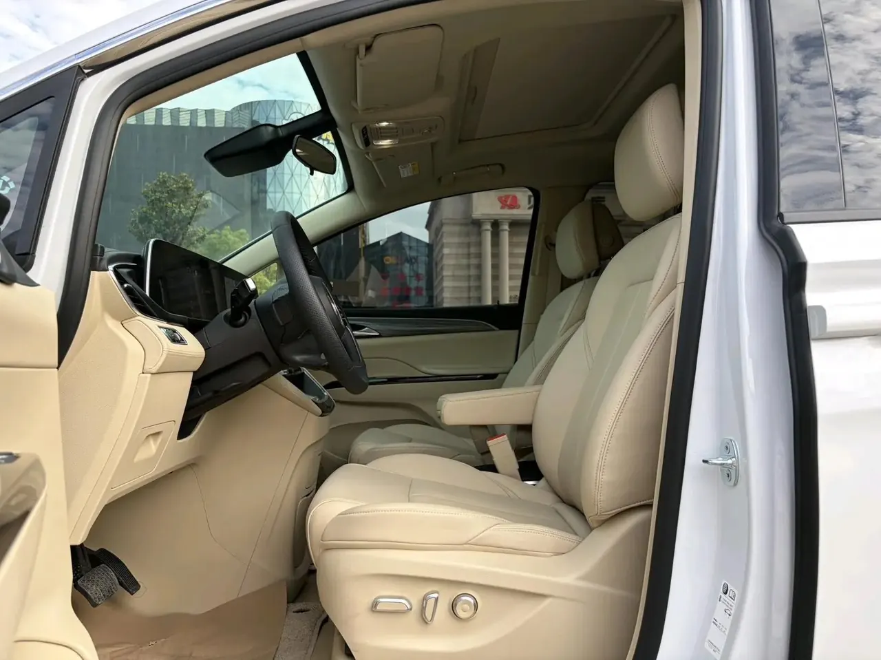Buick 2025 GL8 Lu Shang 1.5T Smart Edition 7-seat Automatic Gear 10