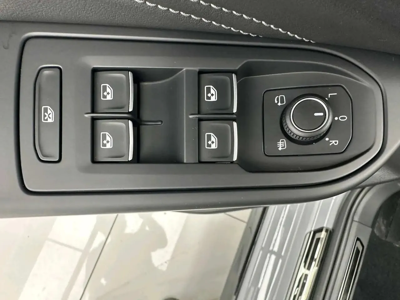 Volkswagen 2023 Golf 8 R-Line 1.4TSI 280TSI Lite Automatic 12