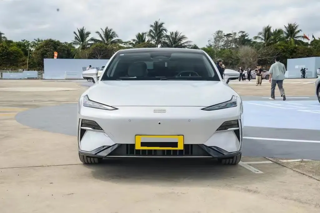 Geely Galaxy 2025 Model E8 700km Long-Range Intelligent Driving Version Automatic 2