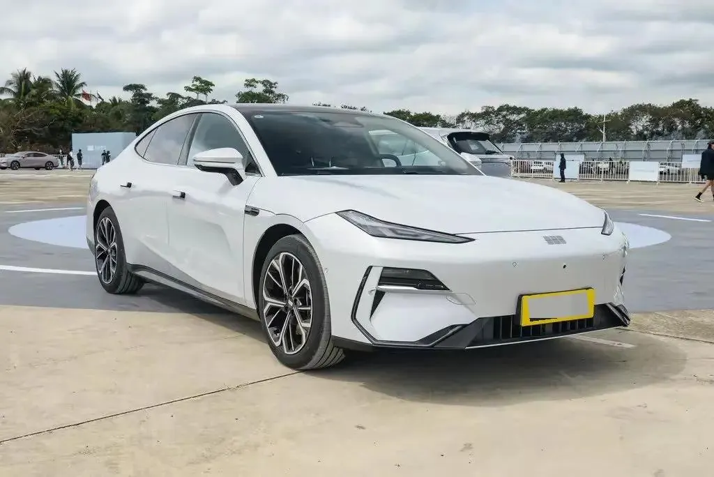 Geely Galaxy 2025 Model E8 700km Long-Range Intelligent Driving Version Automatic 3