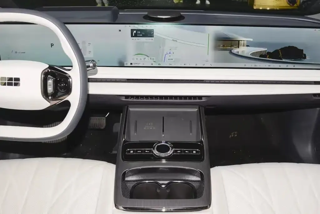 Geely Galaxy 2025 Model E8 700km Long-Range Intelligent Driving Version Automatic 4