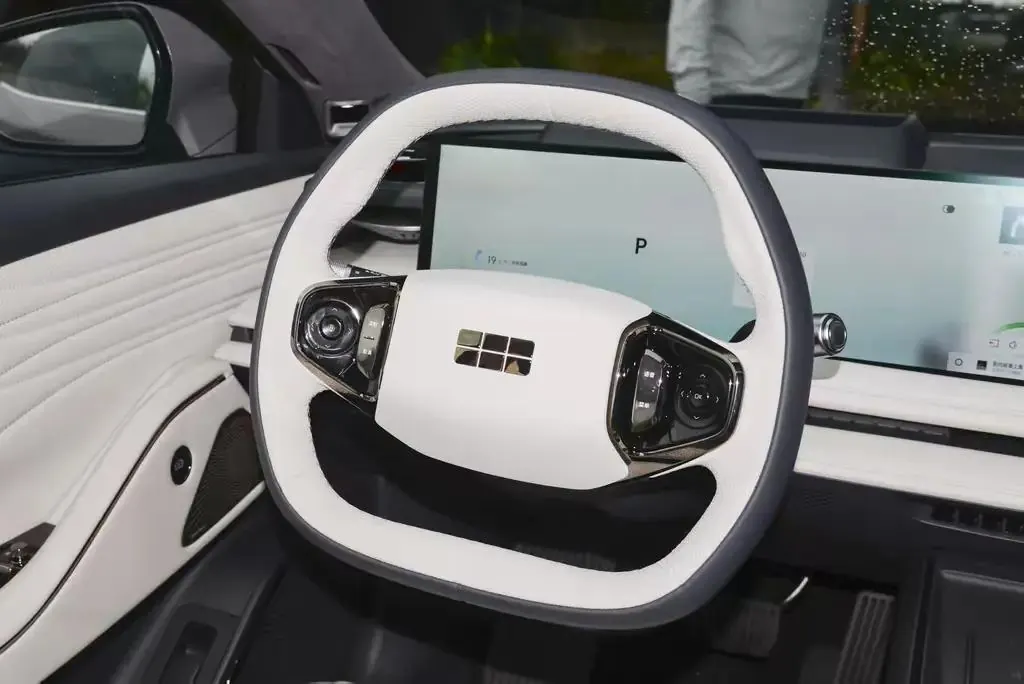 Geely Galaxy 2025 Model E8 700km Long-Range Intelligent Driving Version Automatic 5