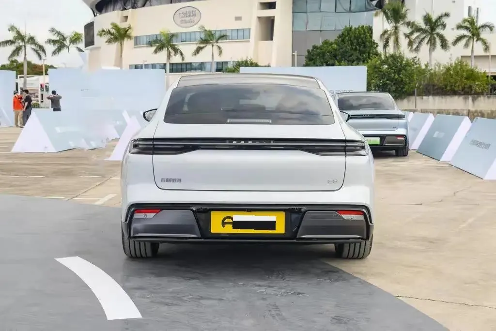 Geely Galaxy 2025 Model E8 700km Long-Range Intelligent Driving Version Automatic 7