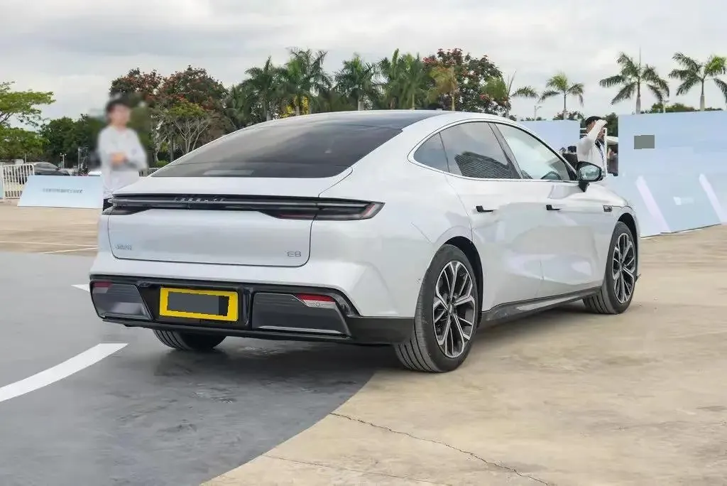 Geely Galaxy 2025 Model E8 700km Long-Range Intelligent Driving Version Automatic 8