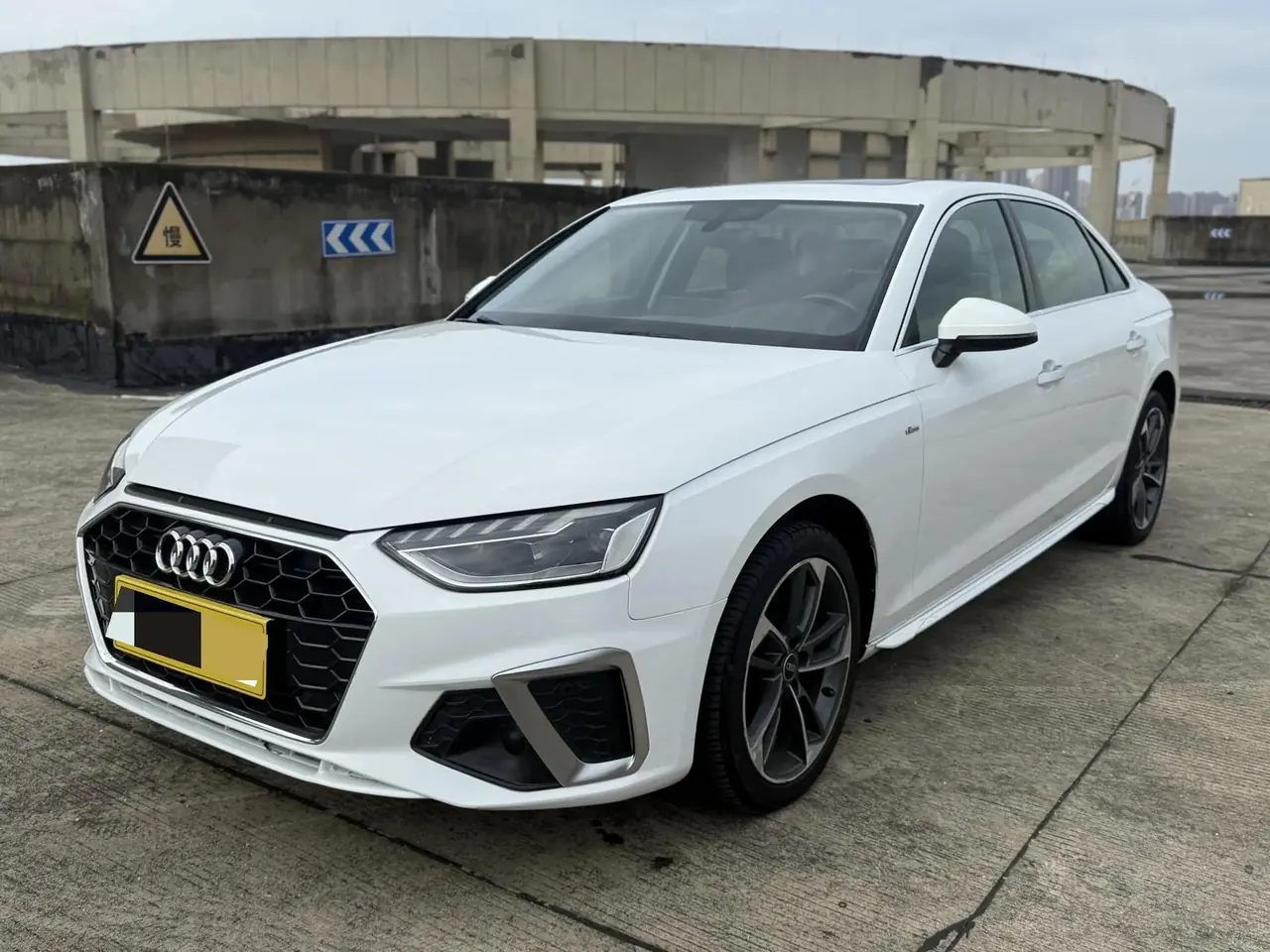 Audi A4L 2022 model 40 TFSI Sporty Style version - View 1