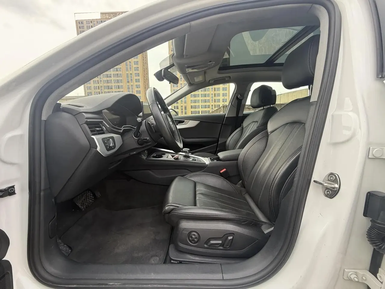 Audi A4L 2022 model 40 TFSI Sporty Style version 4
