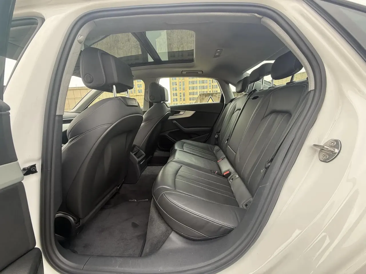 Audi A4L 2022 model 40 TFSI Sporty Style version 6