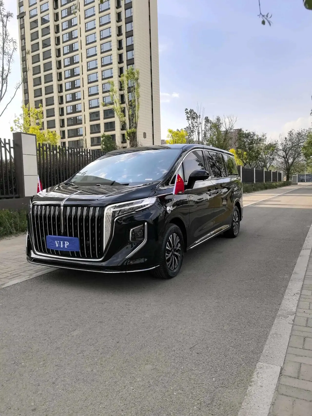 Открыть галерею: HongQi 2024 HQ9 PHEV 2.0T 4WD Business Edition Welfare Edition Automatic Gear