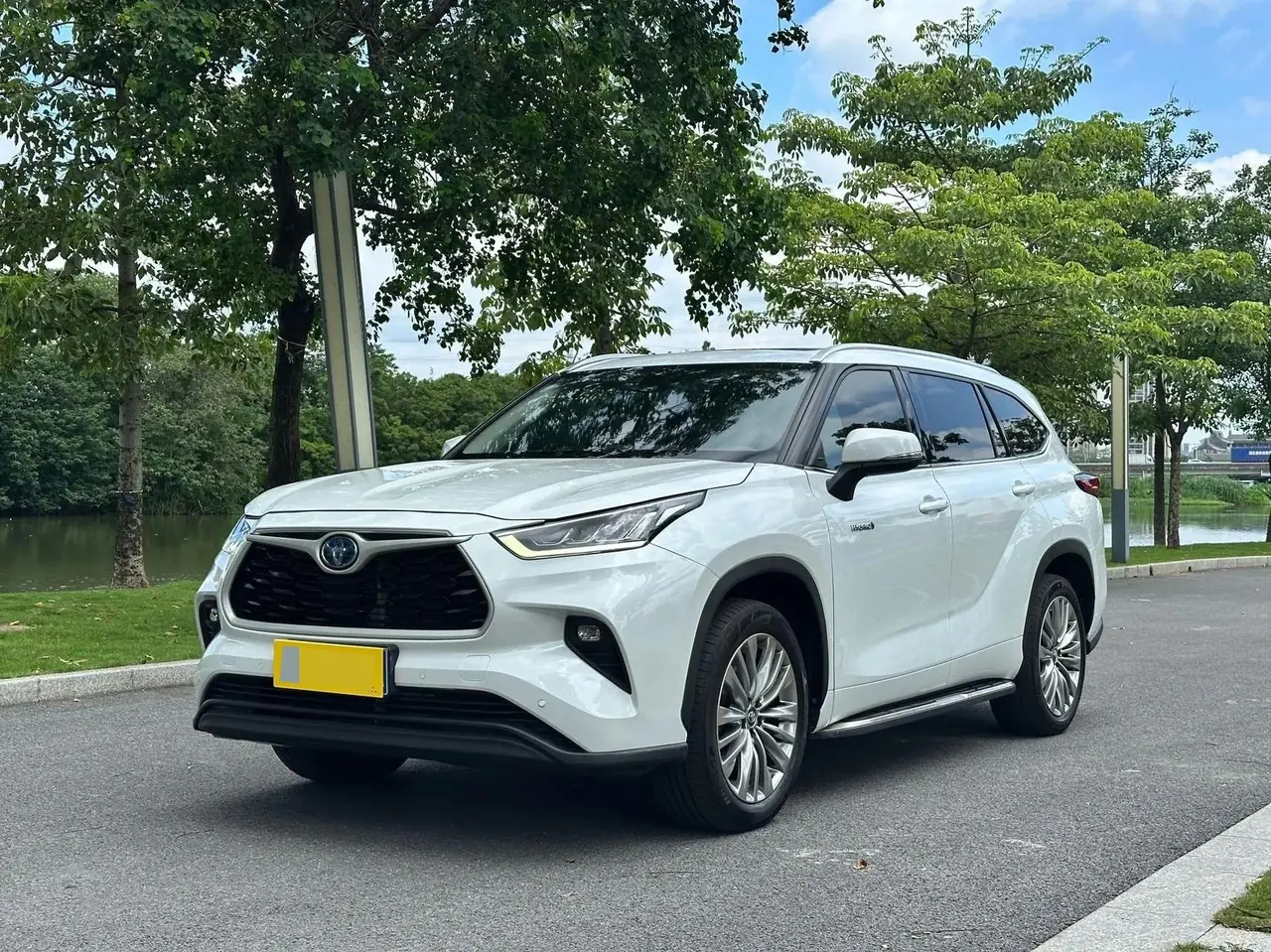 Highlander 2022 Dual Engine 2.5L 4-wheel Drive Premium Edition 7-seat - View 1