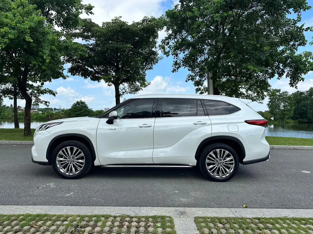 Highlander 2022 Dual Engine 2.5L 4-wheel Drive Premium Edition 7-seat 4