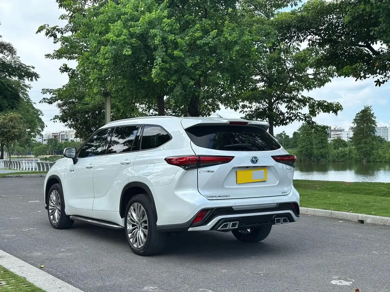 Highlander 2022 Dual Engine 2.5L 4-wheel Drive Premium Edition 7-seat 8