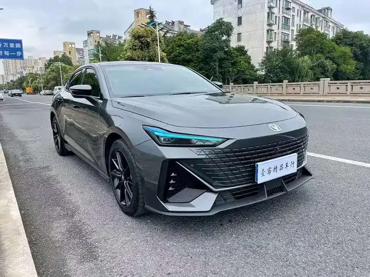Открыть галерею: ChangAn UNI-V 2023 1.5T Honorable Model