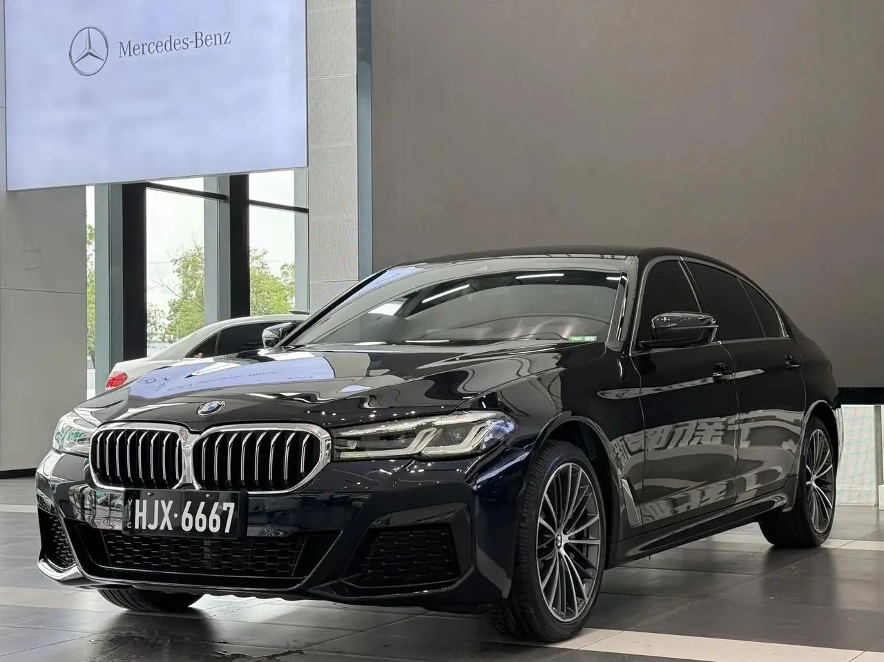 Открыть галерею: BMW 5 Series 2021 530Li Leading M Sports Suit