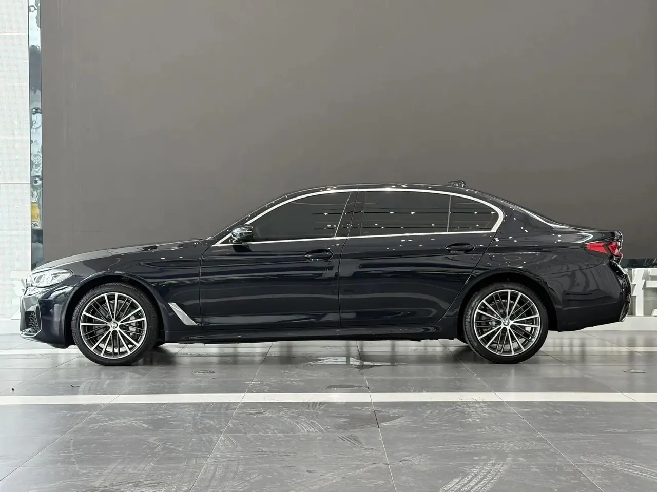 BMW 5 Series 2021 530Li Leading M Sports Suit 3