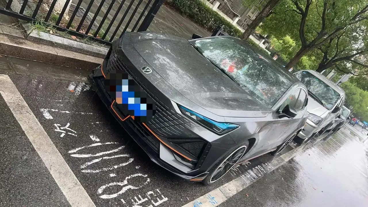 ChangAn 2023 UNI-V 1.5T Sport Edition Automatic 3