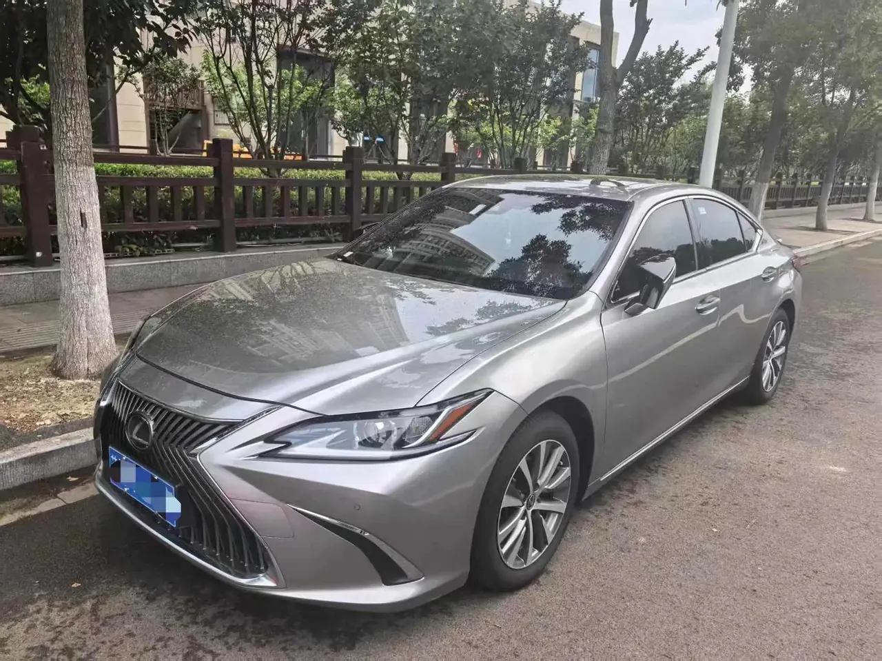 Lexus ES 2020 200 Excellence Edition - View 1