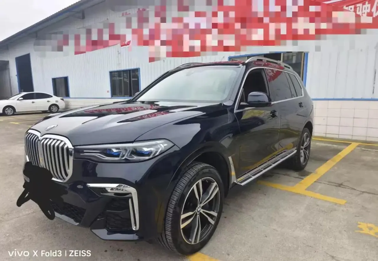 Open image lightbox: BMW X7 2020 xDrive40i Leading Luxury Suit