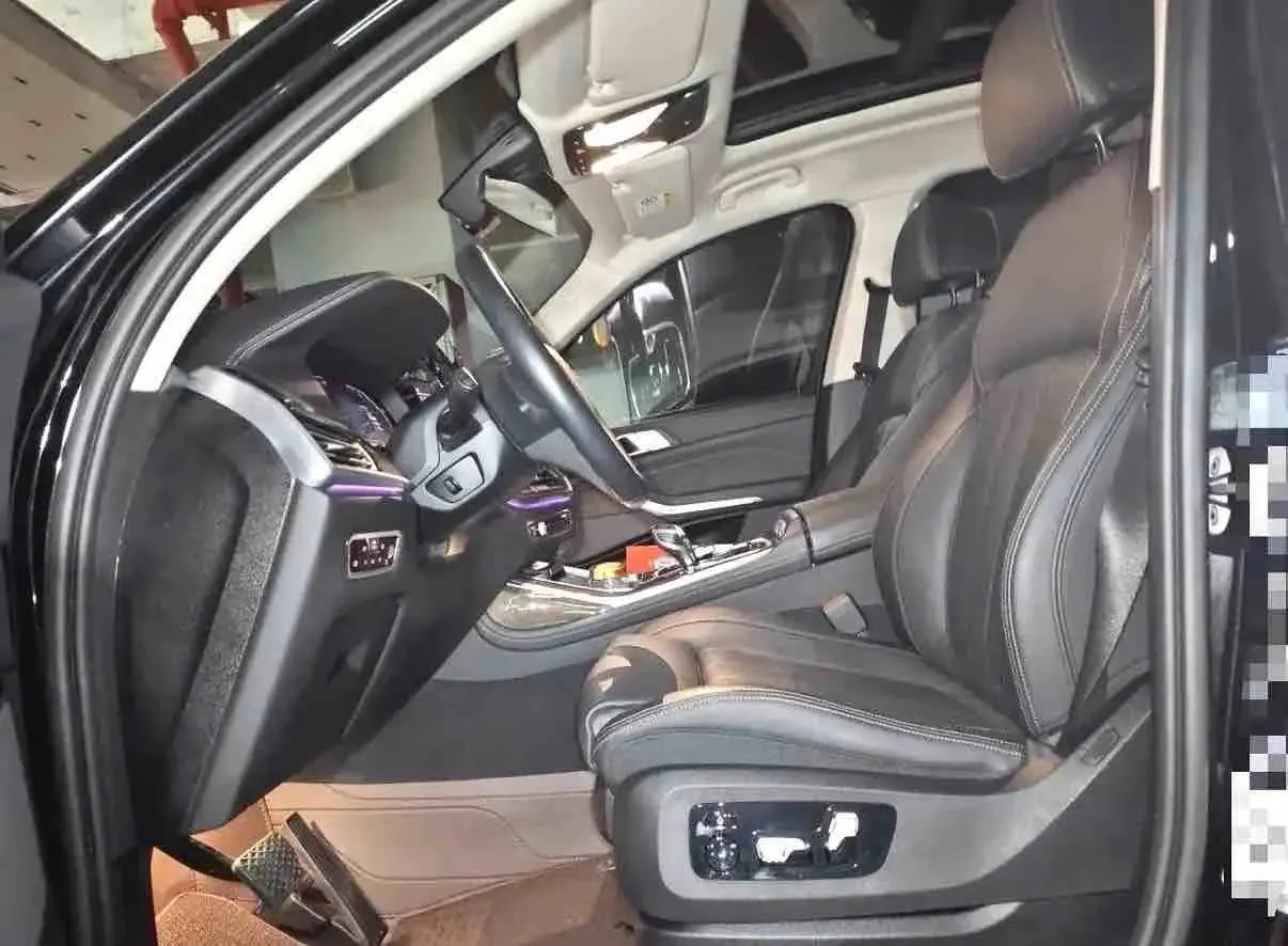 BMW X7 2020 xDrive40i Leading Luxury Suit 3