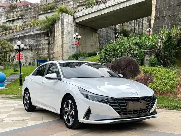 Elantra 2022 1.5L CVT Luxury Edition 3