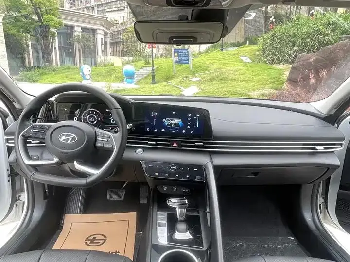 Elantra 2022 1.5L CVT Luxury Edition 4