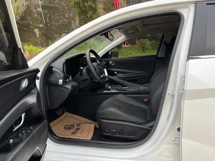 Elantra 2022 1.5L CVT Luxury Edition 5