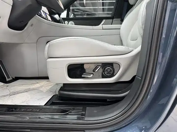 AITO M9 2024 extended range Ultra version 42kWh 6-seat version 13