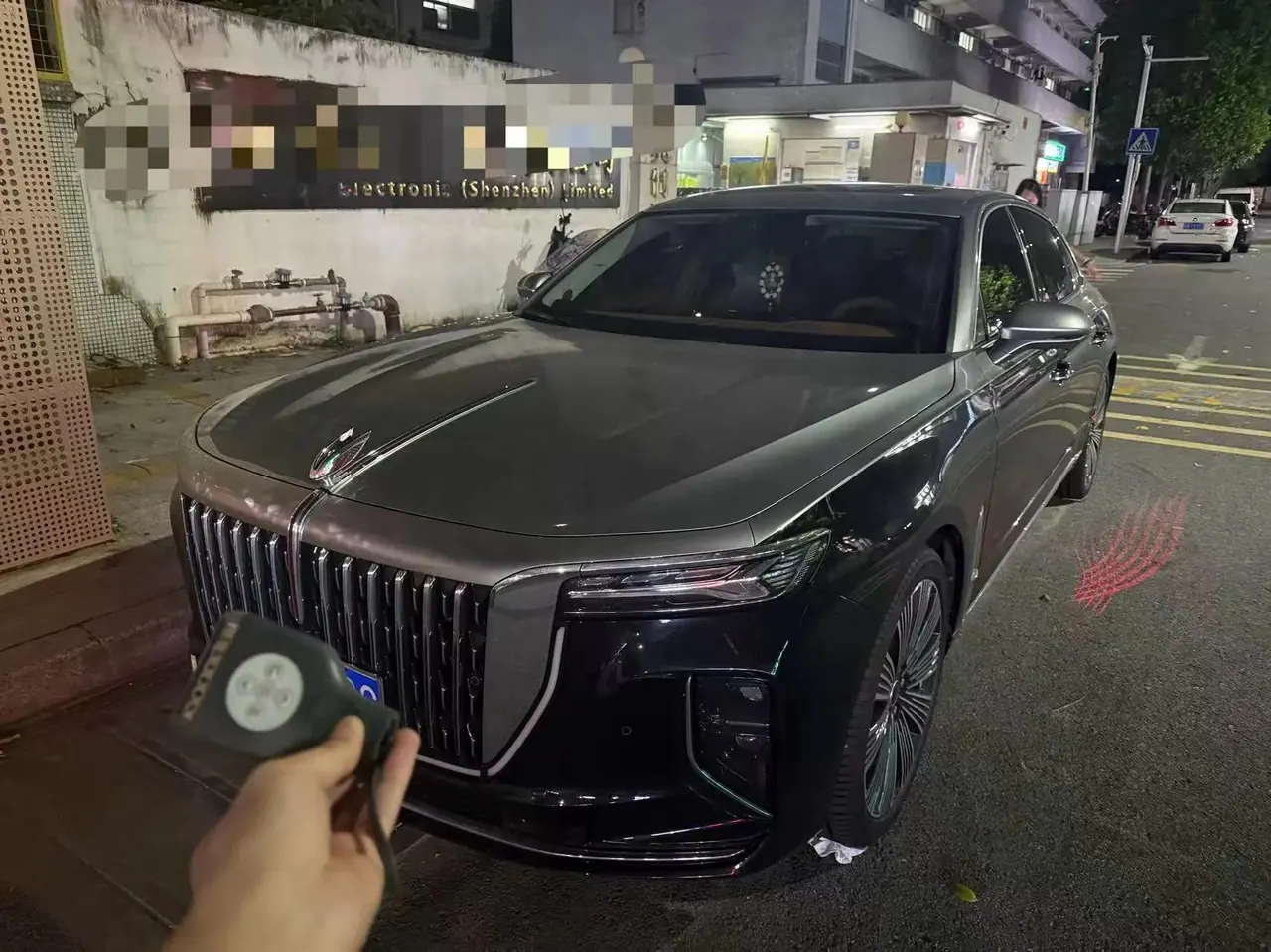 Open image lightbox: HongQi 2025 H9 48V 2.0T Two-Drive Flag Enjoy Deluxe Business Edition 5-seat Automatic Gear