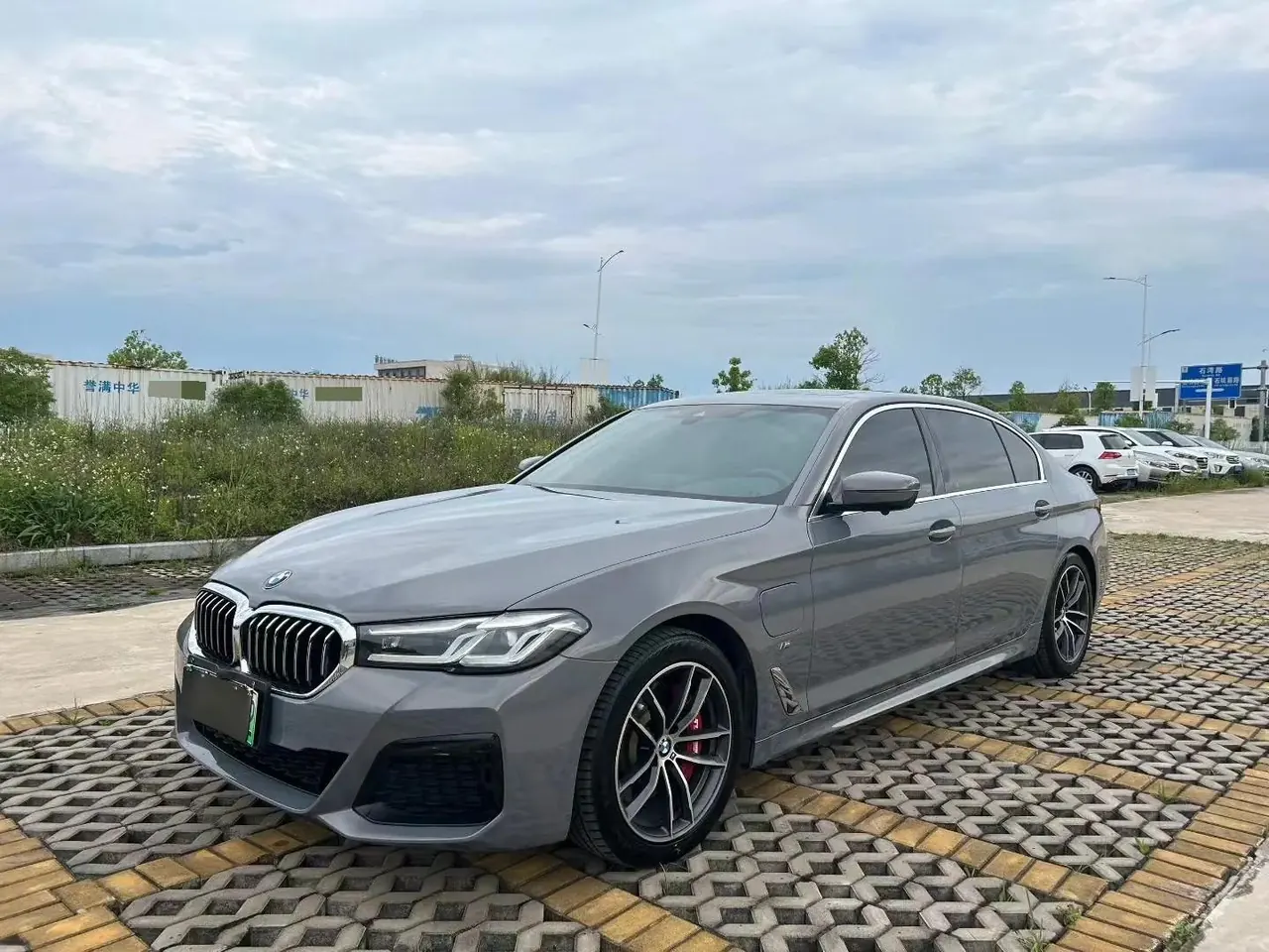 Открыть галерею: BMW 5 series new energy 2021 535Le M sports suit