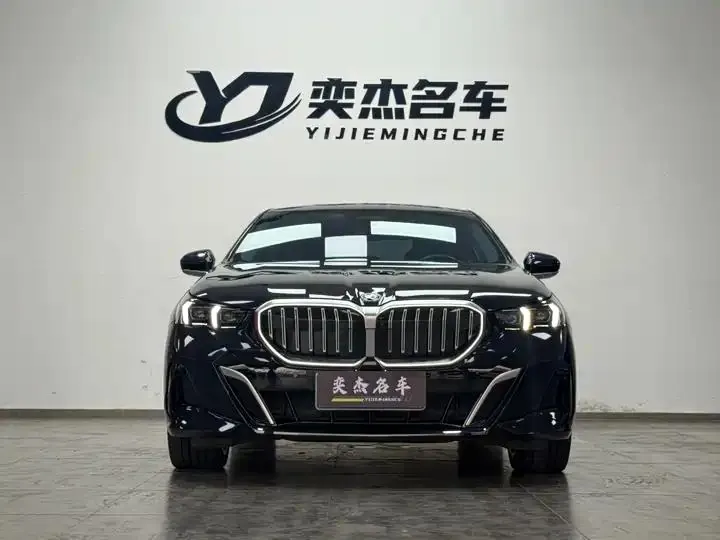 BMW 5 Series 2024 530Li Exclusive M Sports Suit 2