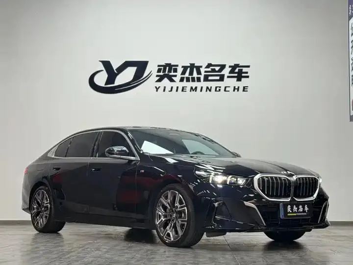BMW 5 Series 2024 530Li Exclusive M Sports Suit 3
