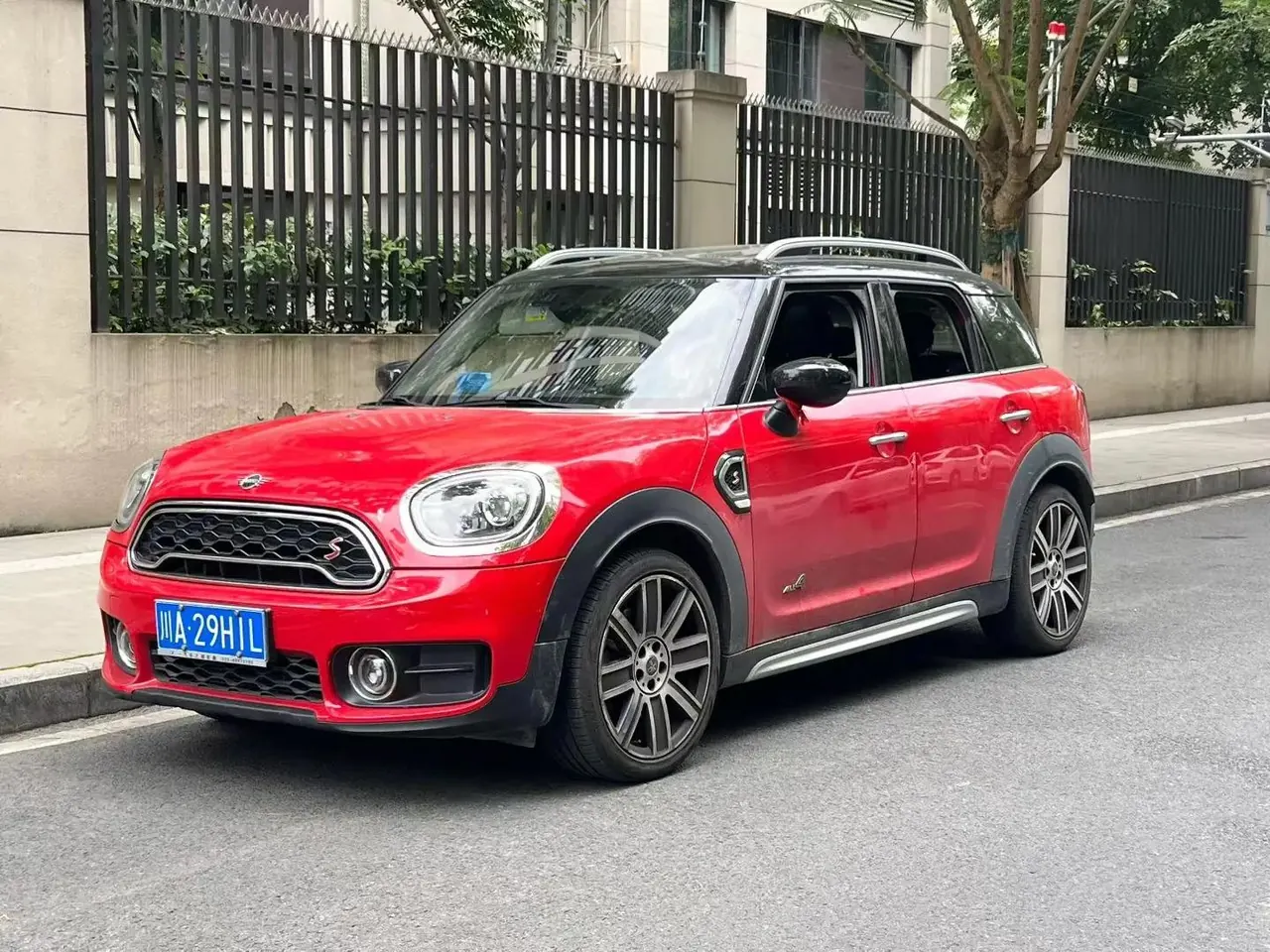 Открыть галерею: MINI COUNTRYMAN 2019 2.0T COOPER S ALL4 ARTIST