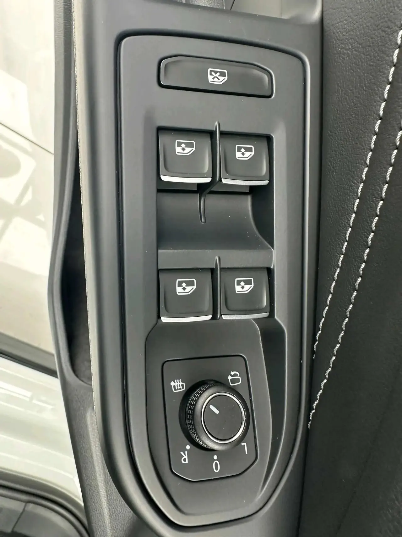 Volkswagen 2023 Golf 8 R-Line 1.4TSI 280TSI Lite Automatic 12