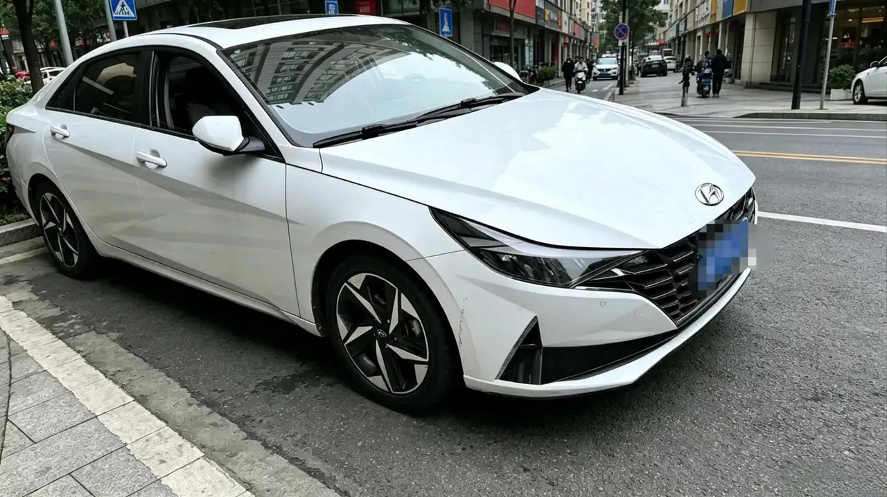 Elantra 2022 1.5L CVT Luxury Edition 3