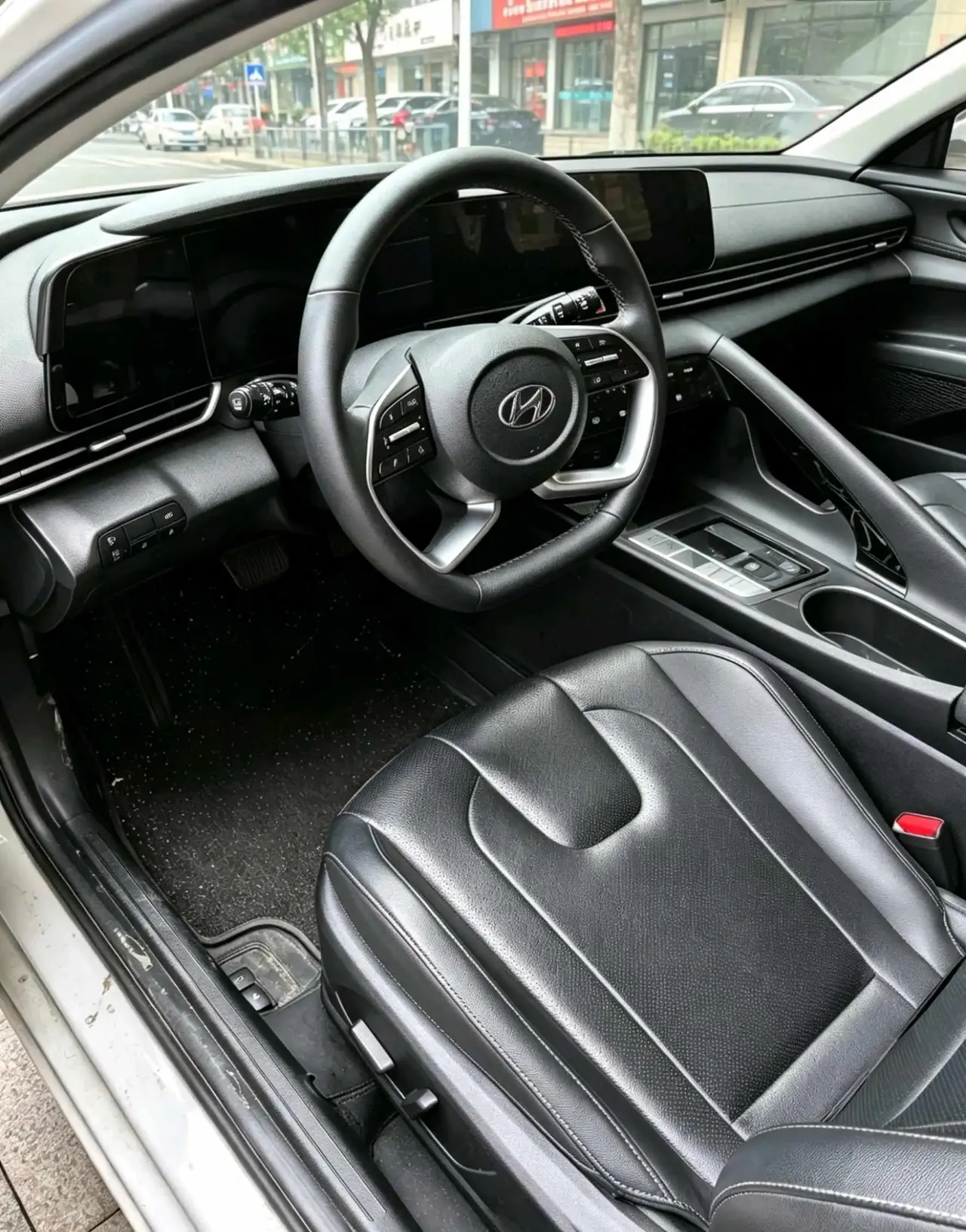 Elantra 2022 1.5L CVT Luxury Edition 4