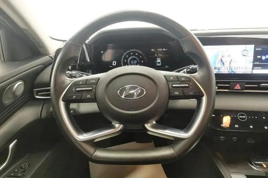 Elantra 2021 1.5L CVT Luxury Edition 12