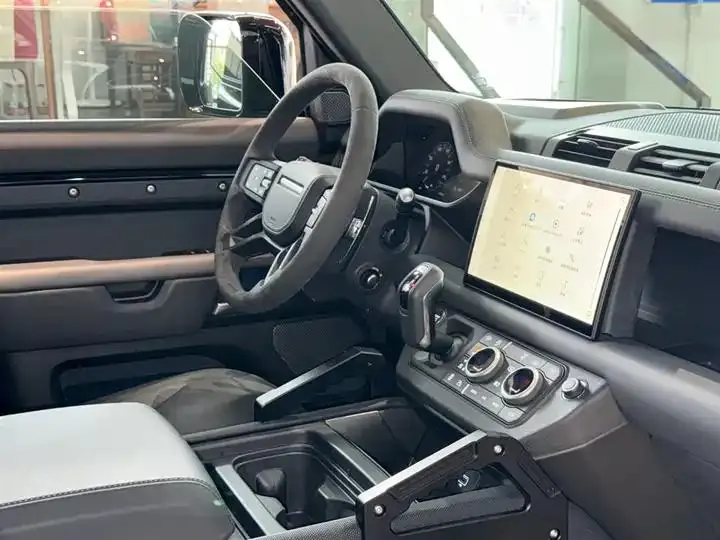 Land Rover Guard 2024 110 5.0T V8 21
