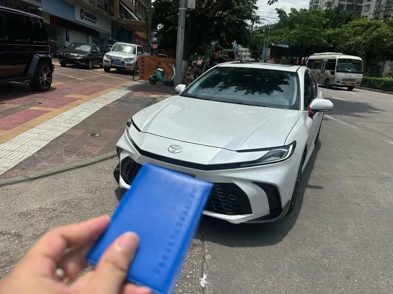 Открыть галерею: Toyota 2025 Camry Dual Engine 2.0HXS Stepless Brilliant Edition Automatic Gear
